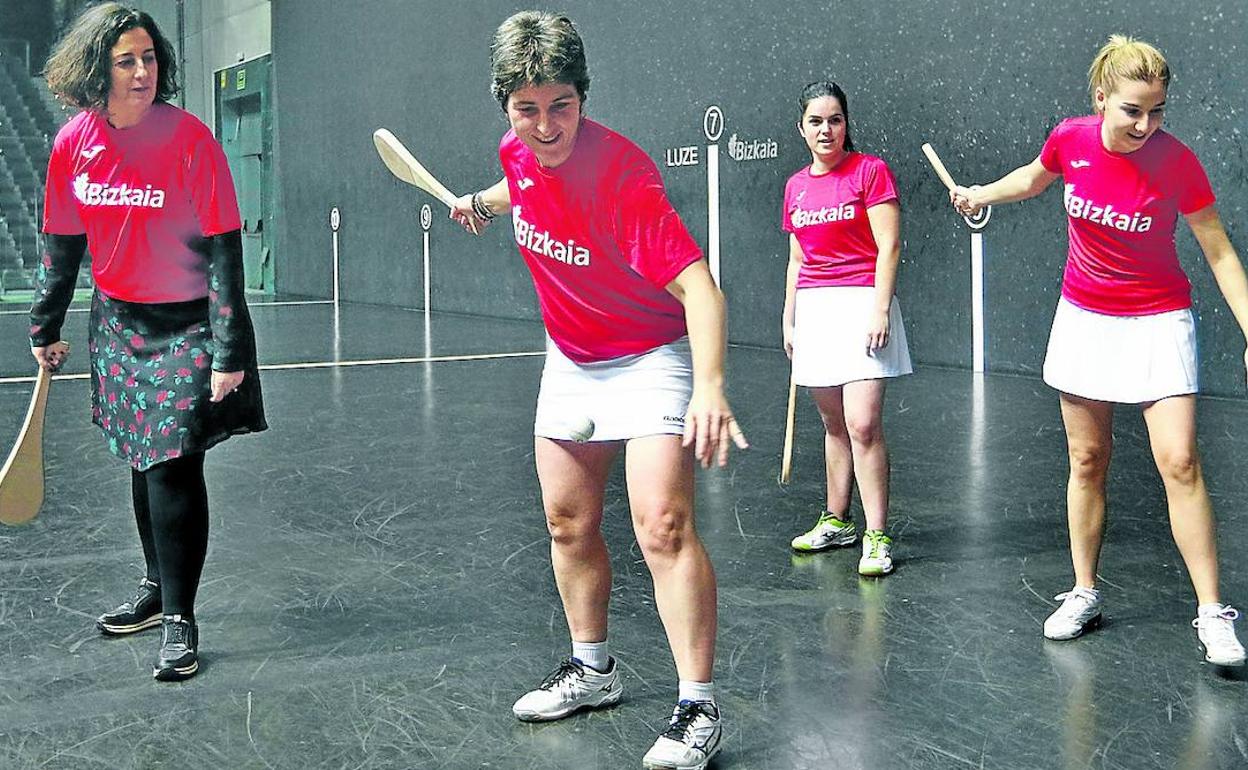 La diputada de Euskera, Cultura y Deportes, Lorea Bilbao (izq.), con tres de las palistas en la presentación de torneo. 