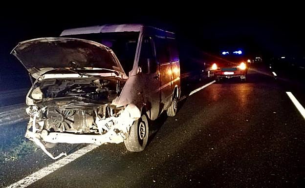 La furgoneta se salió de la calzada y chocó contra una mediana de la AP-68 en Amurrio.