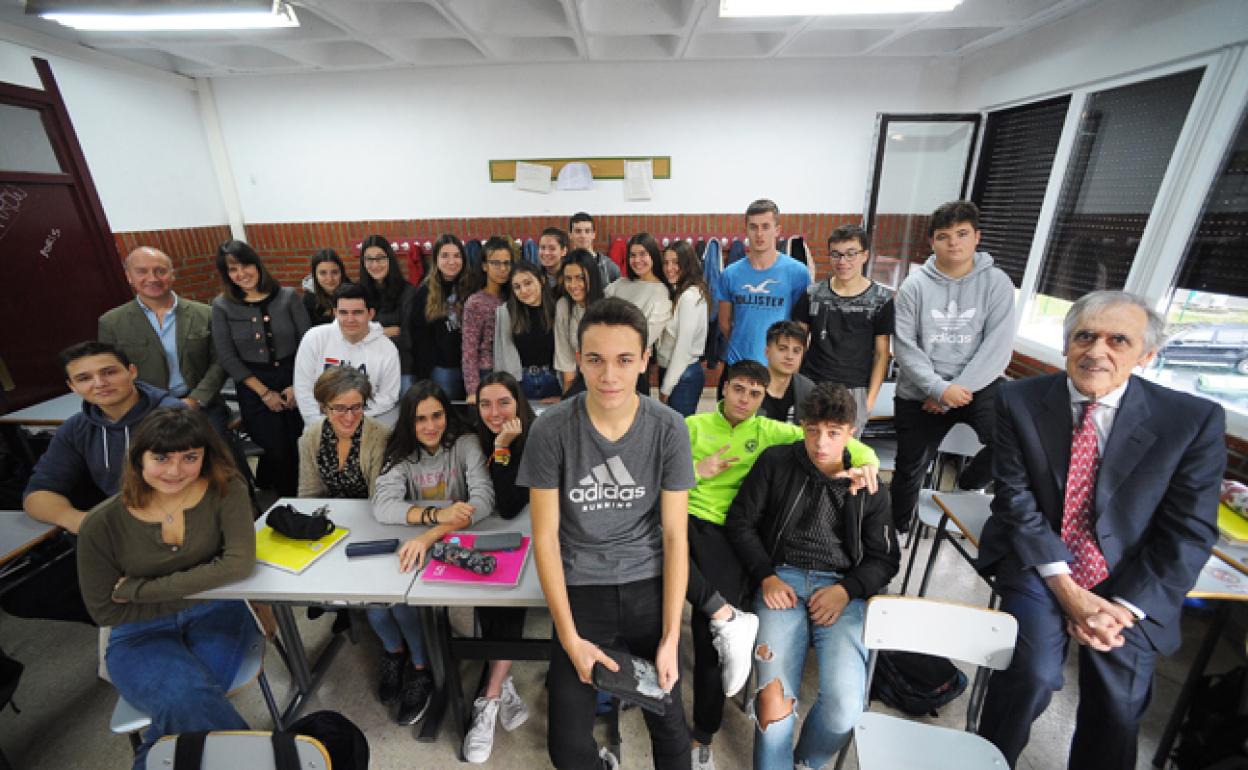 Joseba Luzarraga y Daniel Gómez, de la Fundación Alfonso Líbano Firestone, junto a los estudiantes de la ikastola Begoñazpi. 