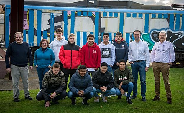 El alcalde de Portugalete con los alumnos de Repélega.