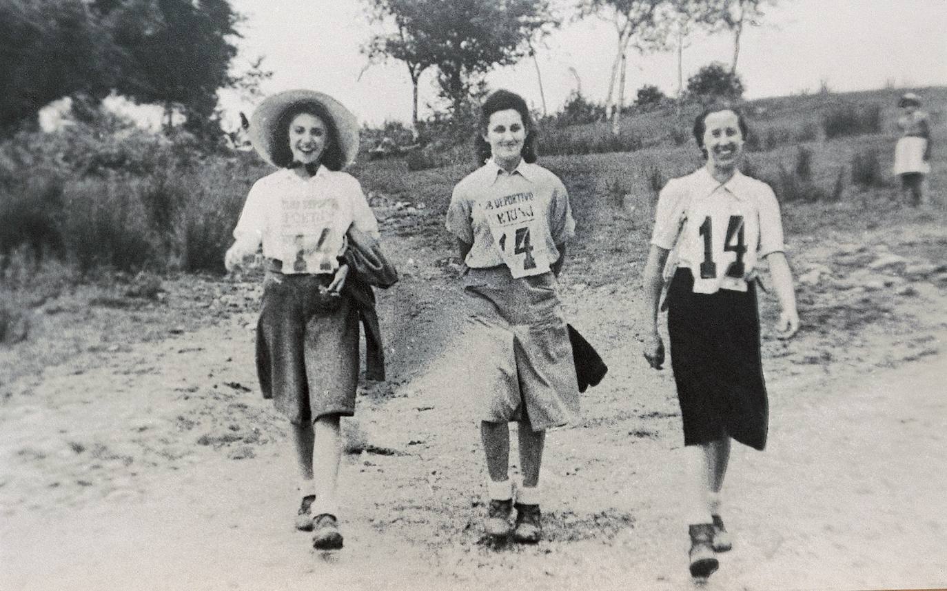 Patrulla de mujeres en la primera marcha del Fortuna en 1942.