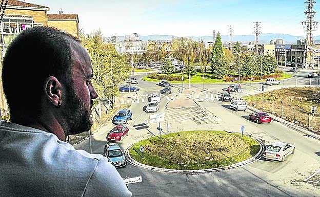 Vista de la rotonda de Esmaltaciones, donde se incorporará un tercer carril para intentar aliviar el intenso tráfico. 