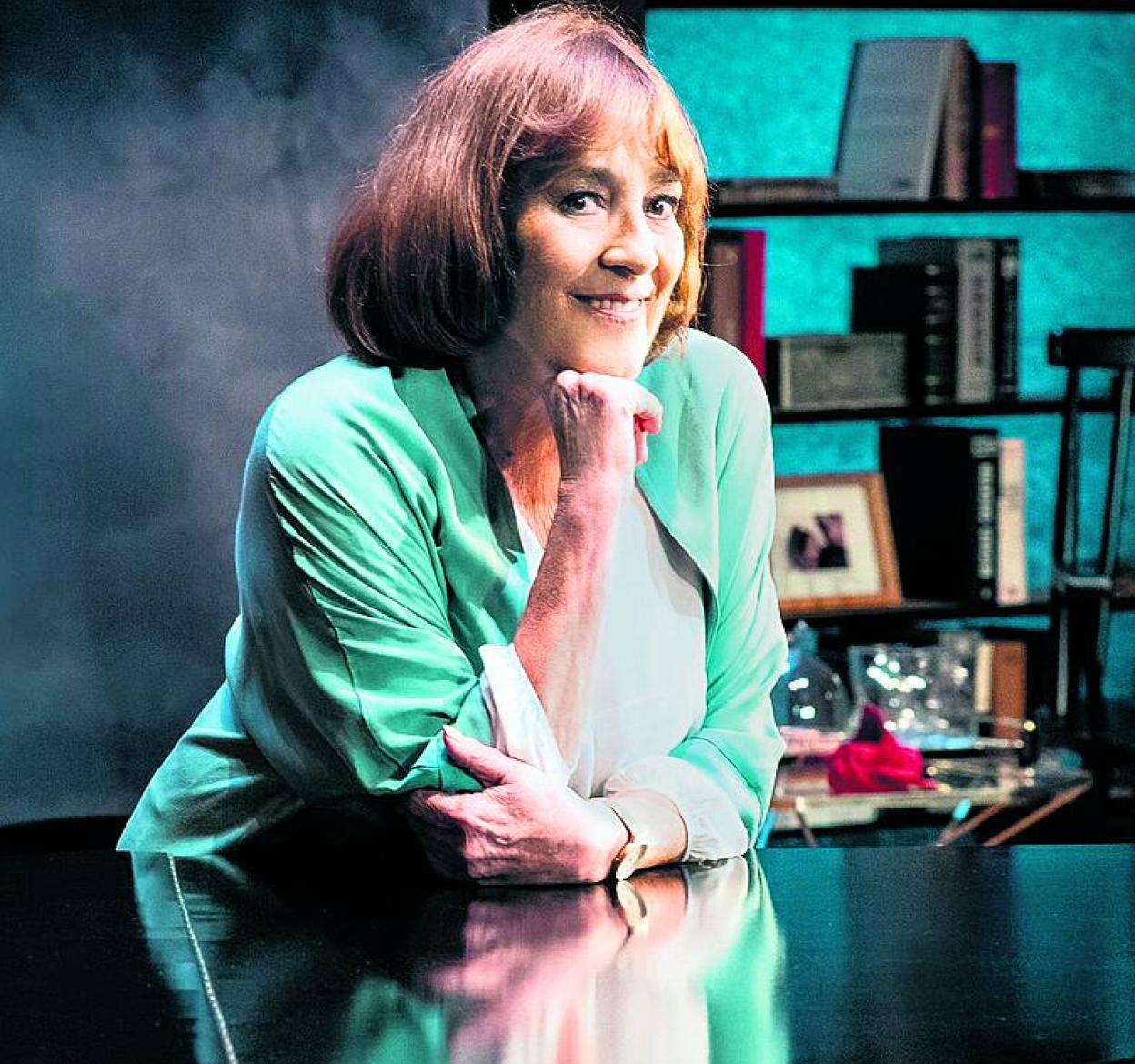 Maura encarna en 'La golondrina' a una profesora de canto.