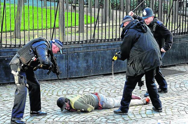 Neutralizado. Un subfusil, una táser y una porra extensible apuntan a un hombre que en 2018 entró en los terrenos del Parlamento en Londres. El intruso fue abatido con la pistola eléctrica. 