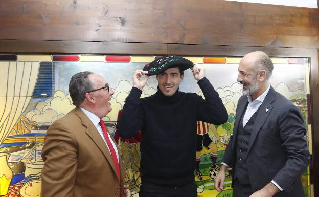 Alfredo de Miguel, presidente del Mirandés, Andoni Iraola y Aitor Elizegi. 