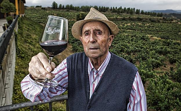 Luis Cañas, con una copa de vino, hace quince meses. 