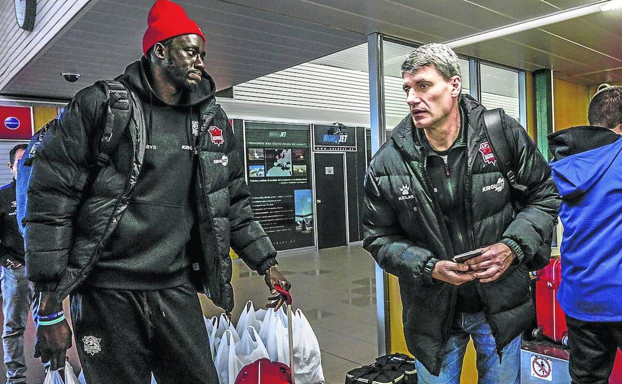 Velimir Perasovic, junto a Micheal Eric, se dirige a la puerta de embarque del aeropuerto de Foronda, desde donde el Baskonia voló ayer en dirección a Belgrado.