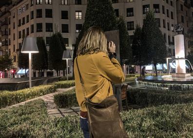 Imagen secundaria 1 - Los alumnos toman fotografías junto al Azkuna Zentroa.