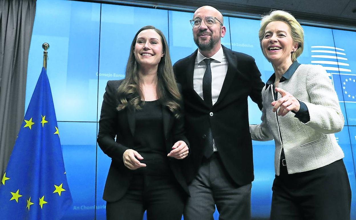 La líder finlandesa, Sanna Marin, con Charles Michel y Ursula von der Leyen en Bruselas.