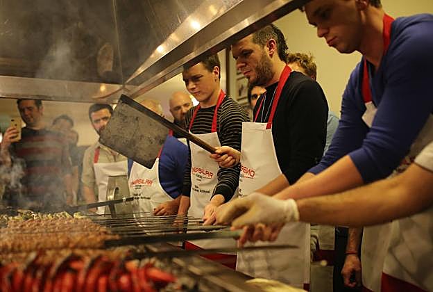 Cocineros turcos manejan la brasa.
