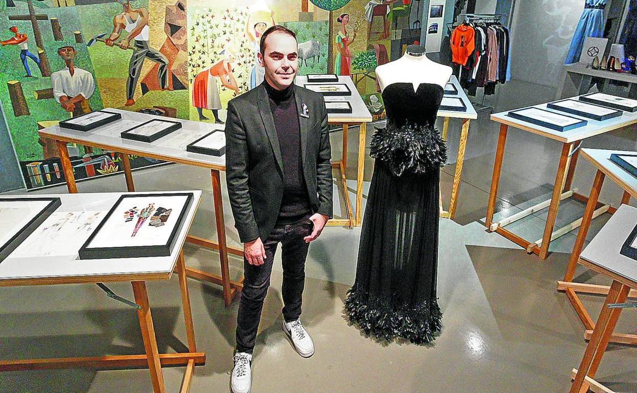 Ion Fiz, junto al vestido de noche que es el eje central de la exposición que se inaugura hoy en Eibar. 