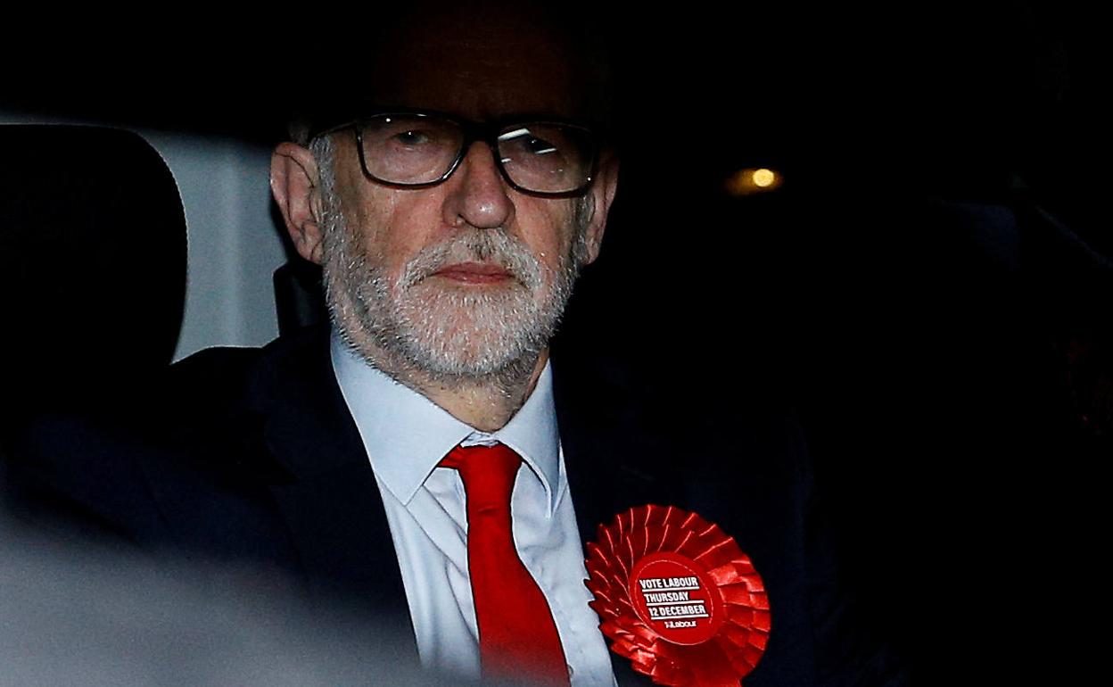 Jeremy Corbyn abandona la sede del Partido Laborista tras conocer los primeros resultados electorales.