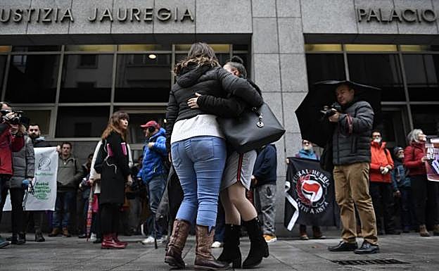 La madrastra abraza a la hermana de la niña asesinada antes de entrar al juicio.