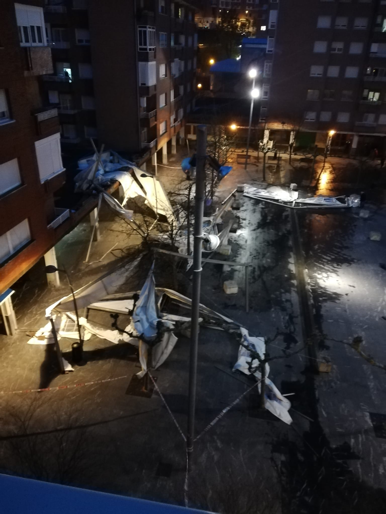 Estado en el que ha quedado la carpa que ha salido volando en una plaza de Gallarta.