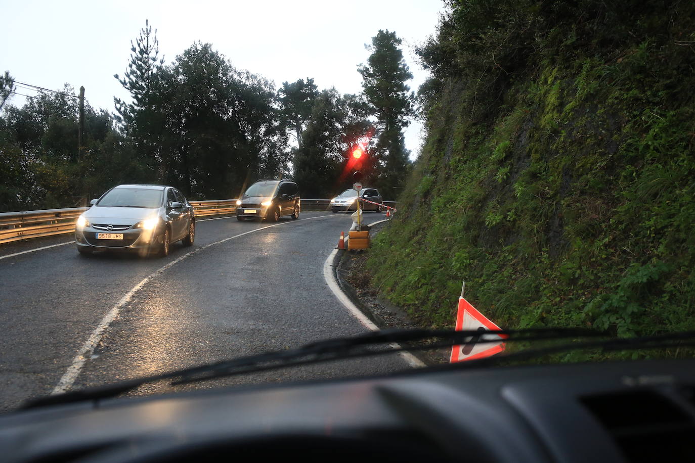 Semáforo colocado debido al desprendimiento en la carretera de Bakio a Bermeo. Bizkaia.