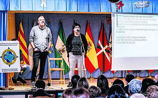 Jon Maia y Amaia Agirre, sobre el escenario en el que improvisaron. A su lado, la pantalla donde se traducían sus bertsos.
