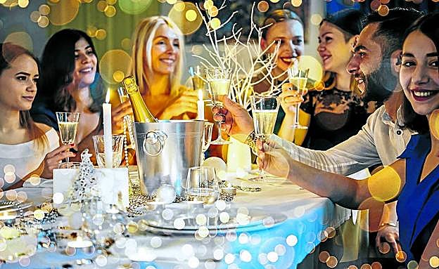 La opción de reunir a la familia en un restaurante en vez de en casa va ganando peso en Vitoria. 