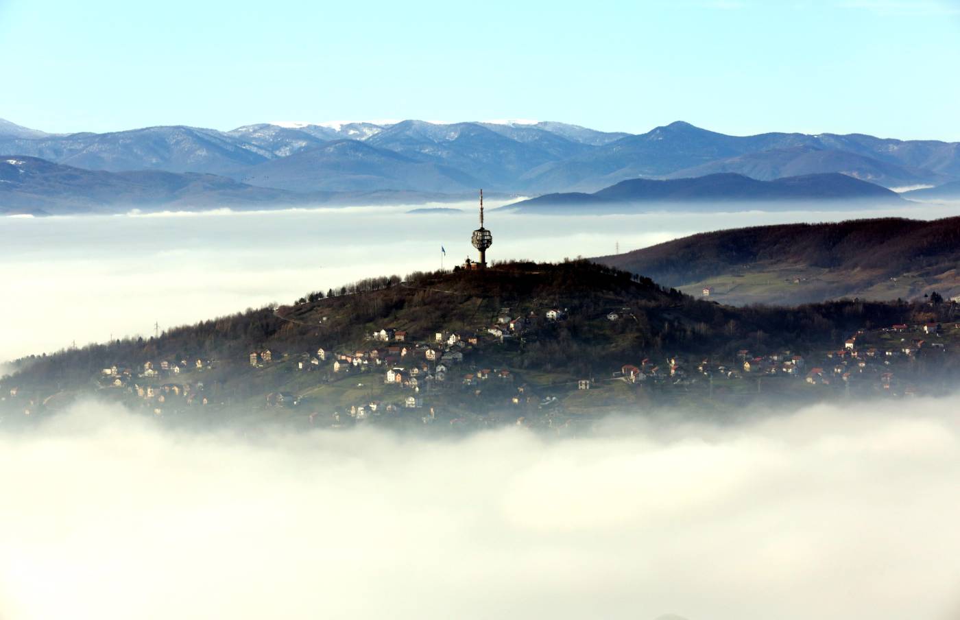 Un manto de niebla cubre los alrededores de ciudad de Sarajevo, en Bosnia-Herzegovina.