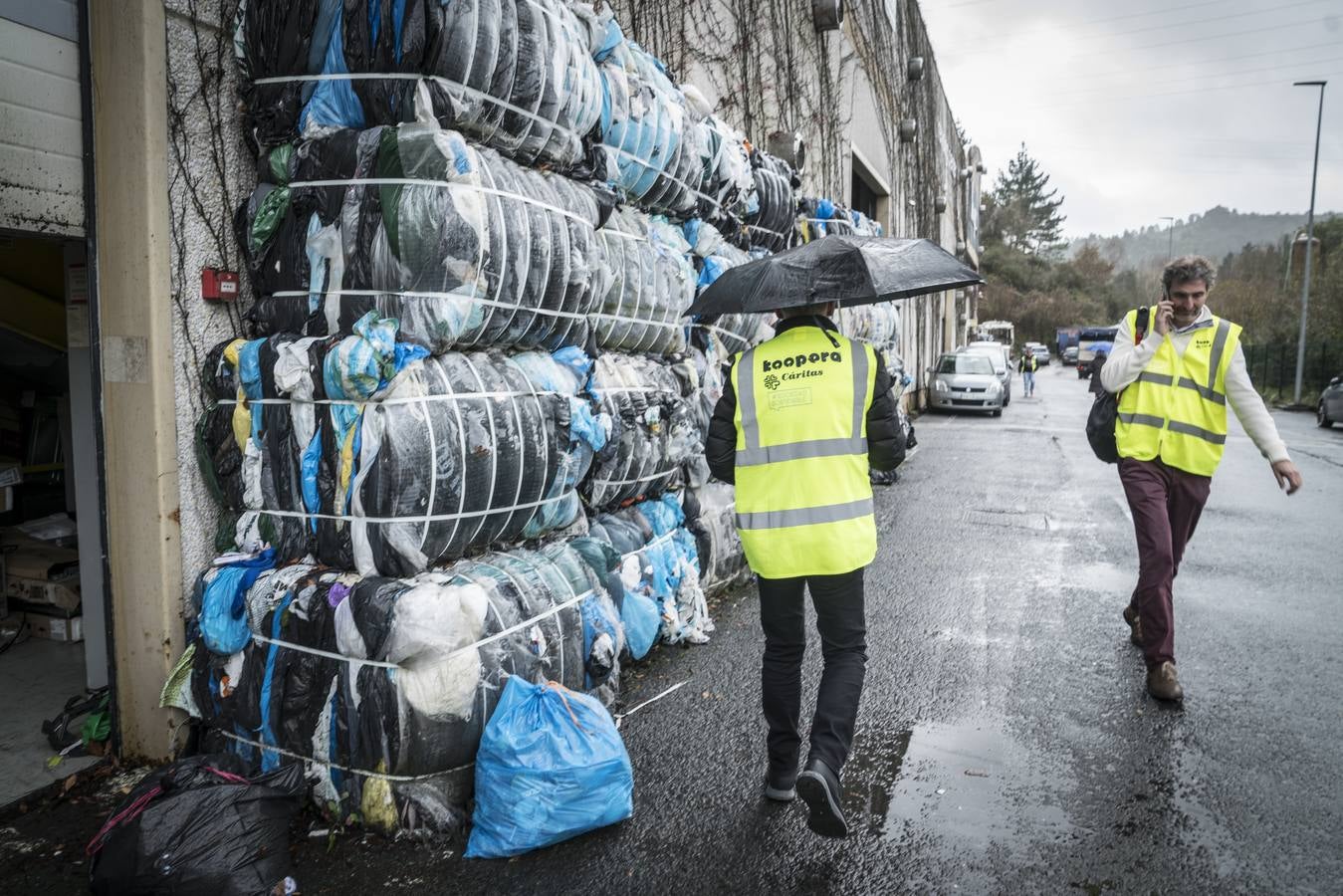 Pacas de plástico donde venían envueltas las prendas, preparadas para su posterior reciclaje.