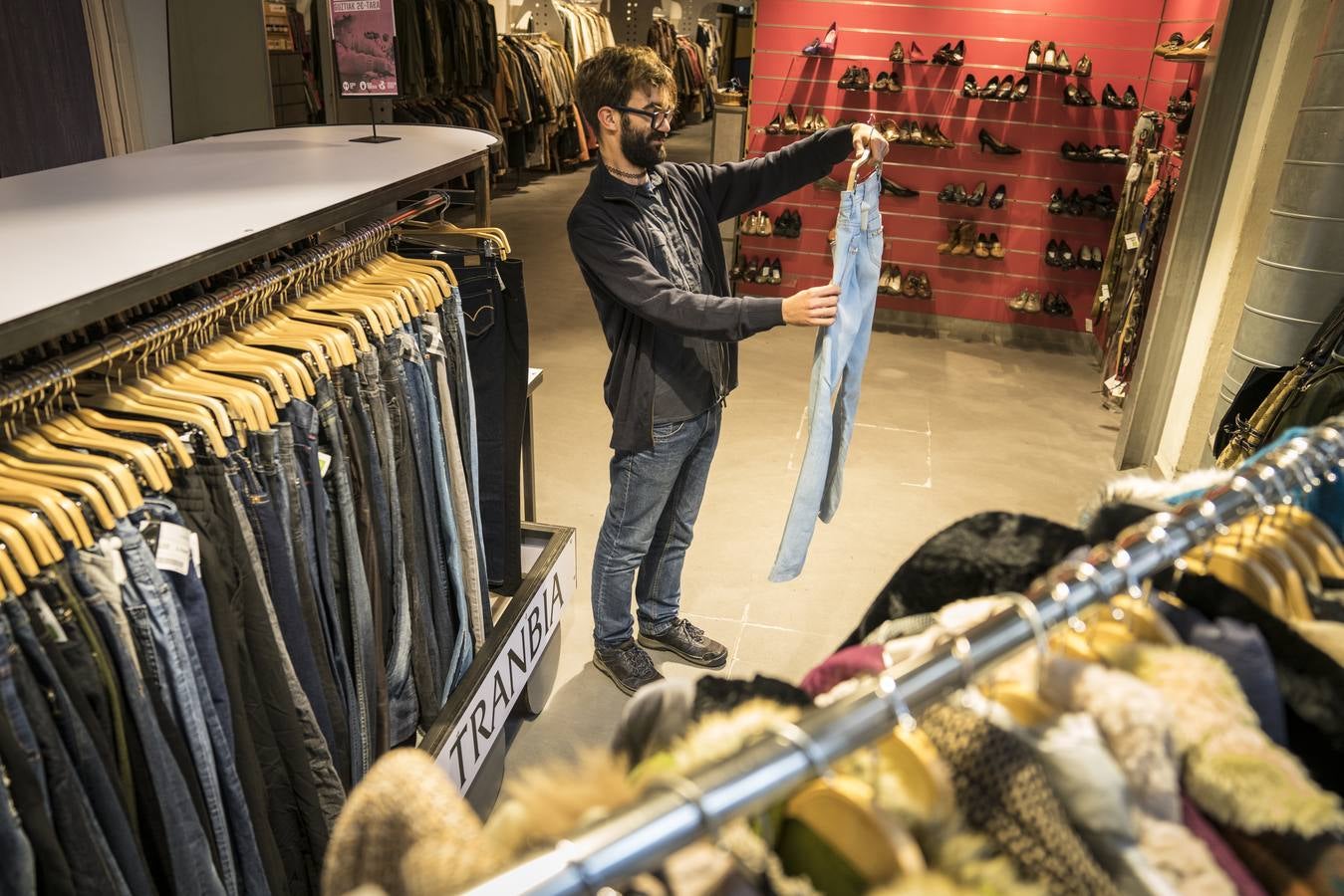 Julen empercha las prendas antes de su puesta a la venta. El precio de los artículos oscila entre los 3,99 euros de los más baratos y los 11 que puede alcanar la ropa de marca. Una persona puede salir de la tienda vestido de arriba a abajo por 30 o 35 euros.