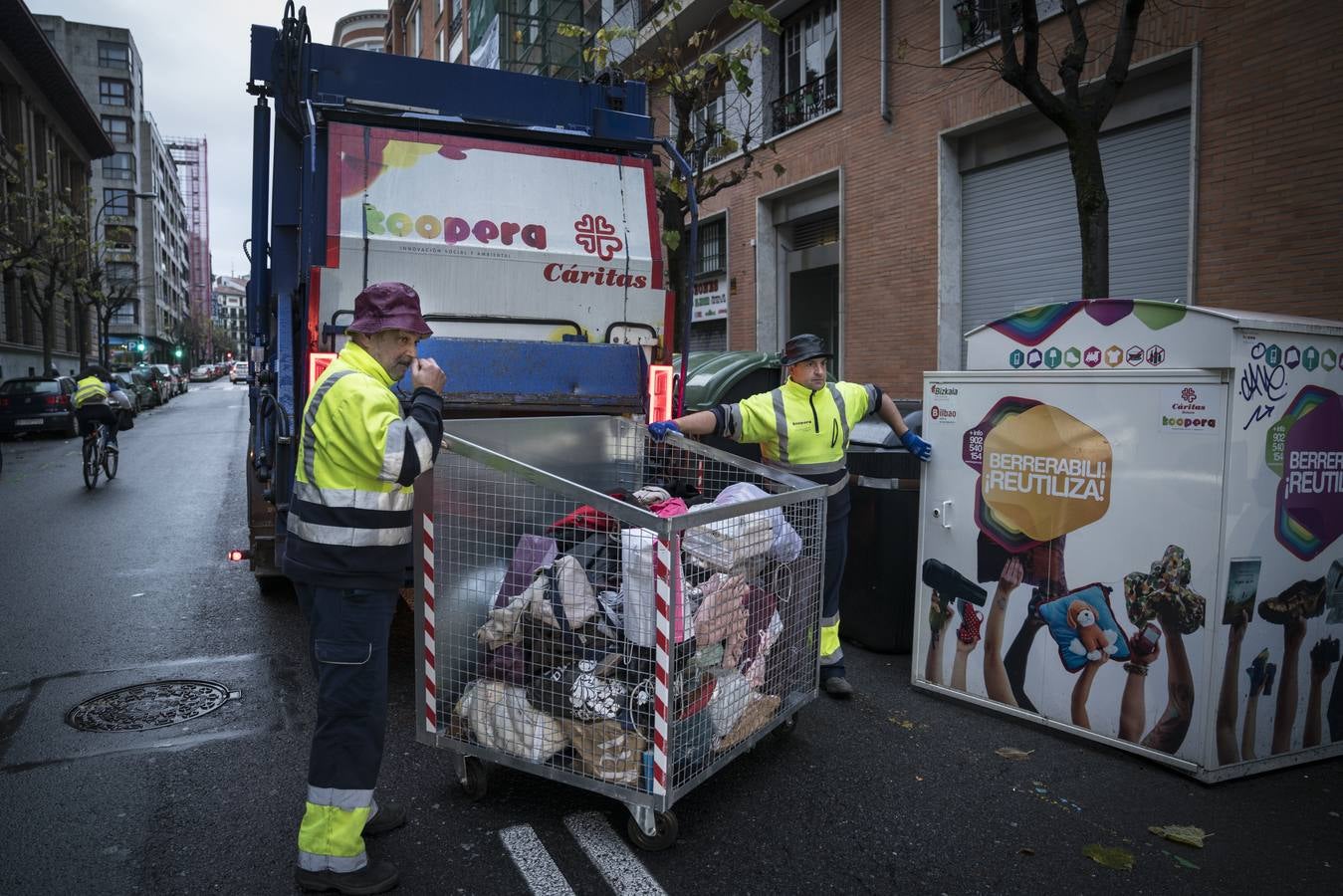 Patxi Astobieta y Óscar Reyes han comenzado su jornada a las seis de la mañana. Por delante tienen una ruta con 56 puntos de recogida.