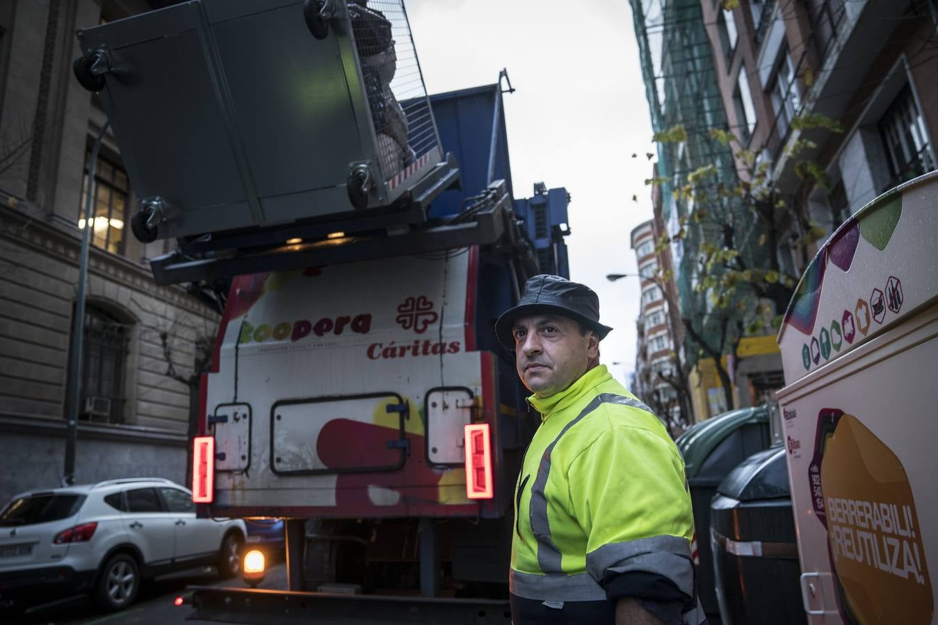 Óscar Reyes supervisa el vaciado del contenedor. Su Iveco Extralis es capaz de cargar hasta 6 toneladas de ropa.