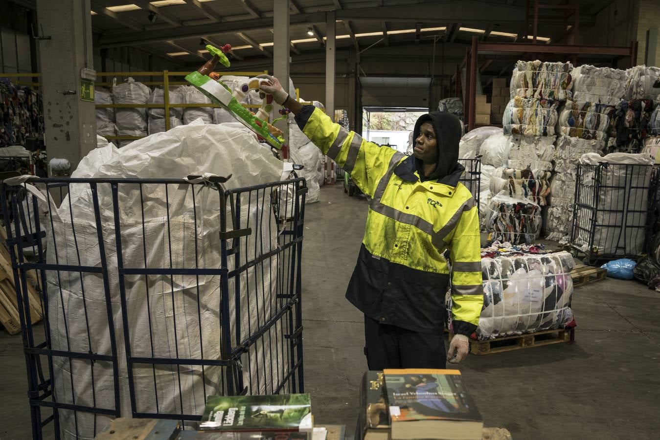 Muntaga separa los juguetes, libros y pequeños artículos electrónicos que conforman la fracción 'bazar'.