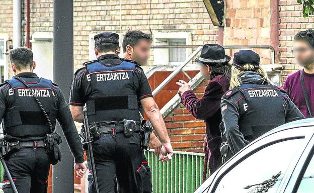 Imagen principal - La policía ha protagonizado casi medio millar de actuaciones este año. El Ayuntamiento ha precintado arquetas y tapiado ventanas.