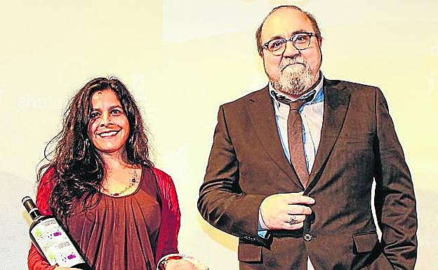 Amaia Knörr y el redactor de EL CORREO Natxo Artundo.