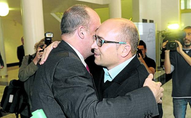 Egibar abraza a Txitxo de Miguel en el Parlamento.