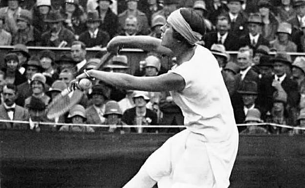 Disputando una de las tres finales de Wimbledon en las que participó. 