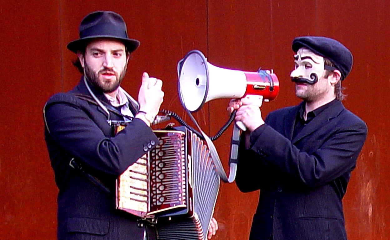 Daniel Kahn, con su acordeón, junto a un músico de su banda.