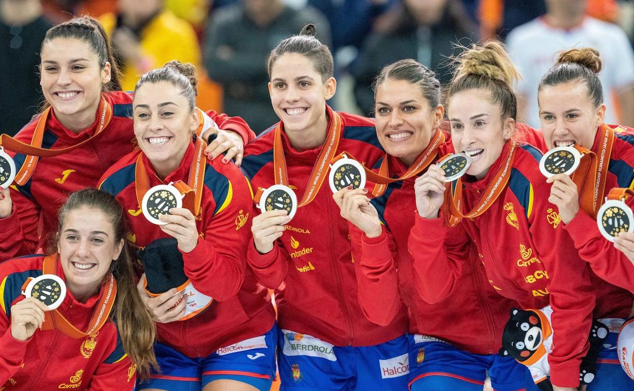 Parte de las integrantes de la selección posando con la medalla de plata. 