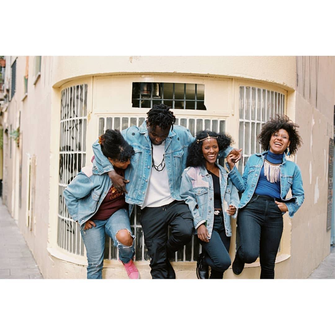 La vitoriana Amaia Arrazola ha participado junto a otros 19 artistas de prestigio internacional en el diseño de unas chaquetas únicas que sorteará la asociación de Vendedores Ambulantes de Barcelona. Estas son algunas de las creaciones