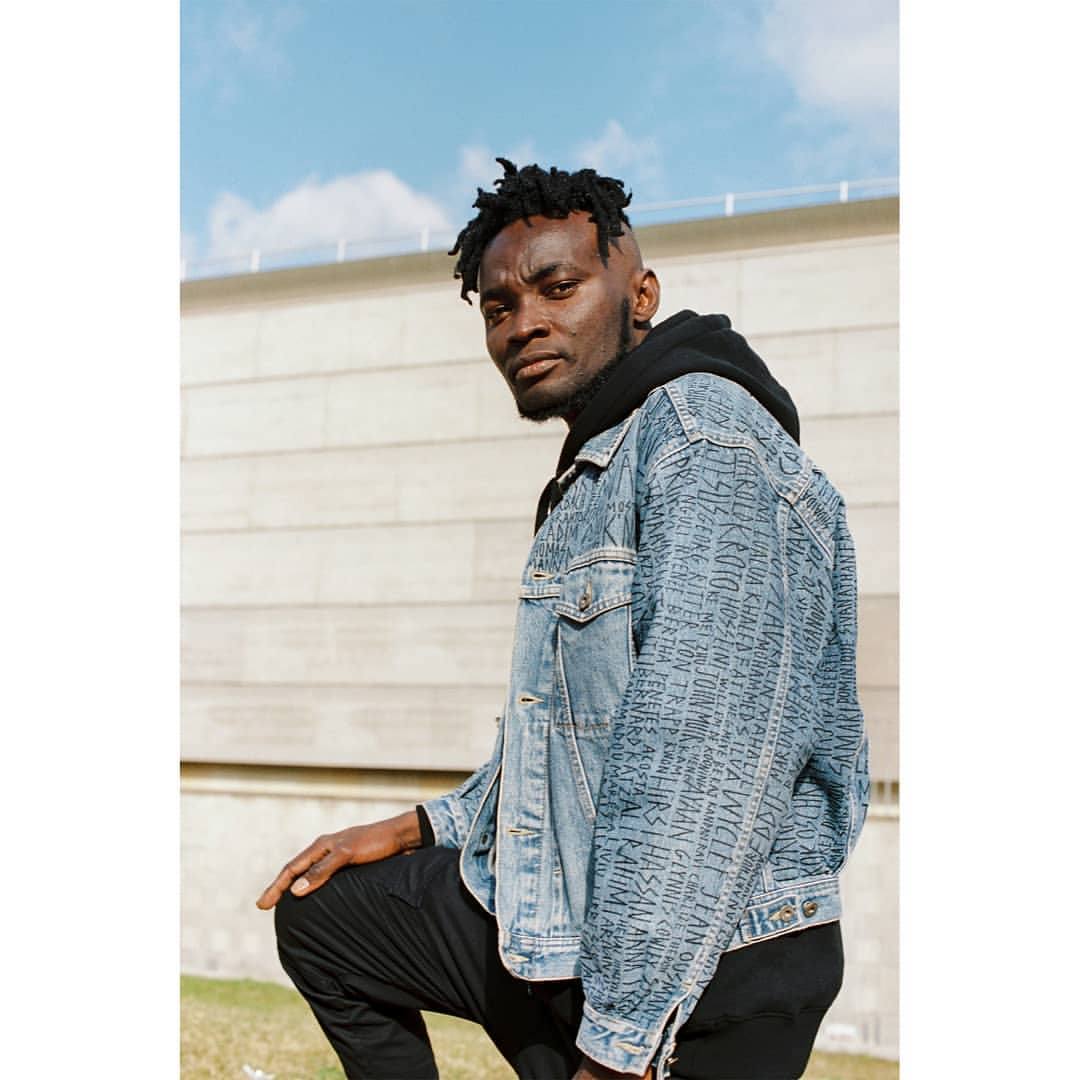 La vitoriana Amaia Arrazola ha participado junto a otros 19 artistas de prestigio internacional en el diseño de unas chaquetas únicas que sorteará la asociación de Vendedores Ambulantes de Barcelona. Estas son algunas de las creaciones