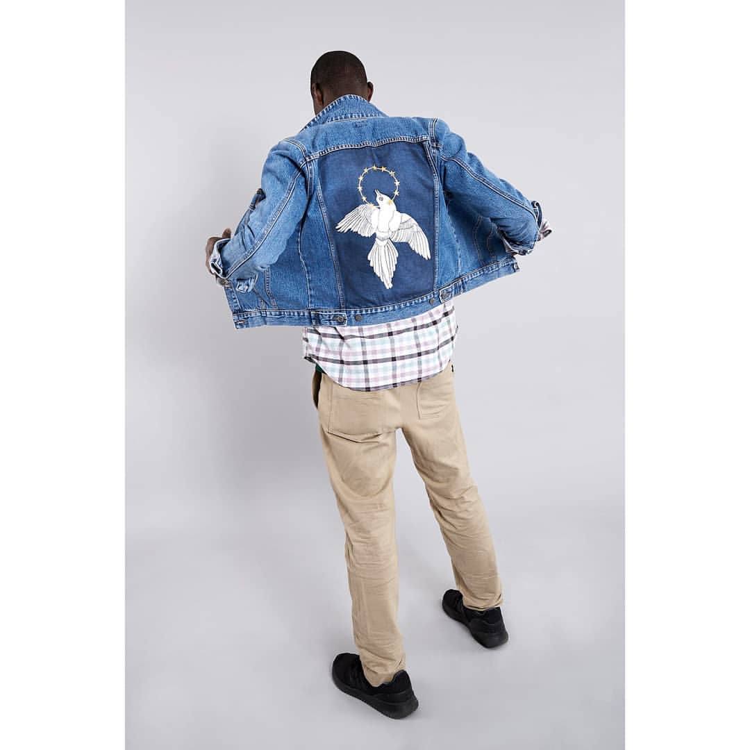 La vitoriana Amaia Arrazola ha participado junto a otros 19 artistas de prestigio internacional en el diseño de unas chaquetas únicas que sorteará la asociación de Vendedores Ambulantes de Barcelona. Estas son algunas de las creaciones