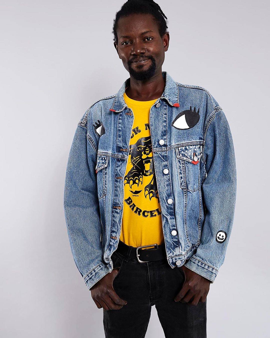 La vitoriana Amaia Arrazola ha participado junto a otros 19 artistas de prestigio internacional en el diseño de unas chaquetas únicas que sorteará la asociación de Vendedores Ambulantes de Barcelona. Estas son algunas de las creaciones