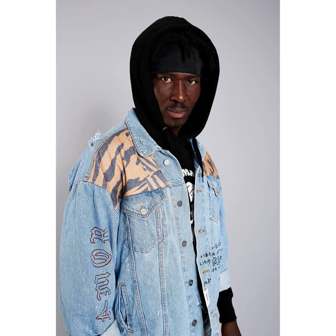 La vitoriana Amaia Arrazola ha participado junto a otros 19 artistas de prestigio internacional en el diseño de unas chaquetas únicas que sorteará la asociación de Vendedores Ambulantes de Barcelona. Estas son algunas de las creaciones