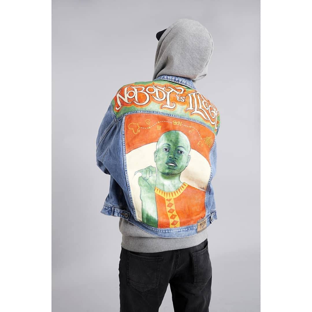 La vitoriana Amaia Arrazola ha participado junto a otros 19 artistas de prestigio internacional en el diseño de unas chaquetas únicas que sorteará la asociación de Vendedores Ambulantes de Barcelona. Estas son algunas de las creaciones