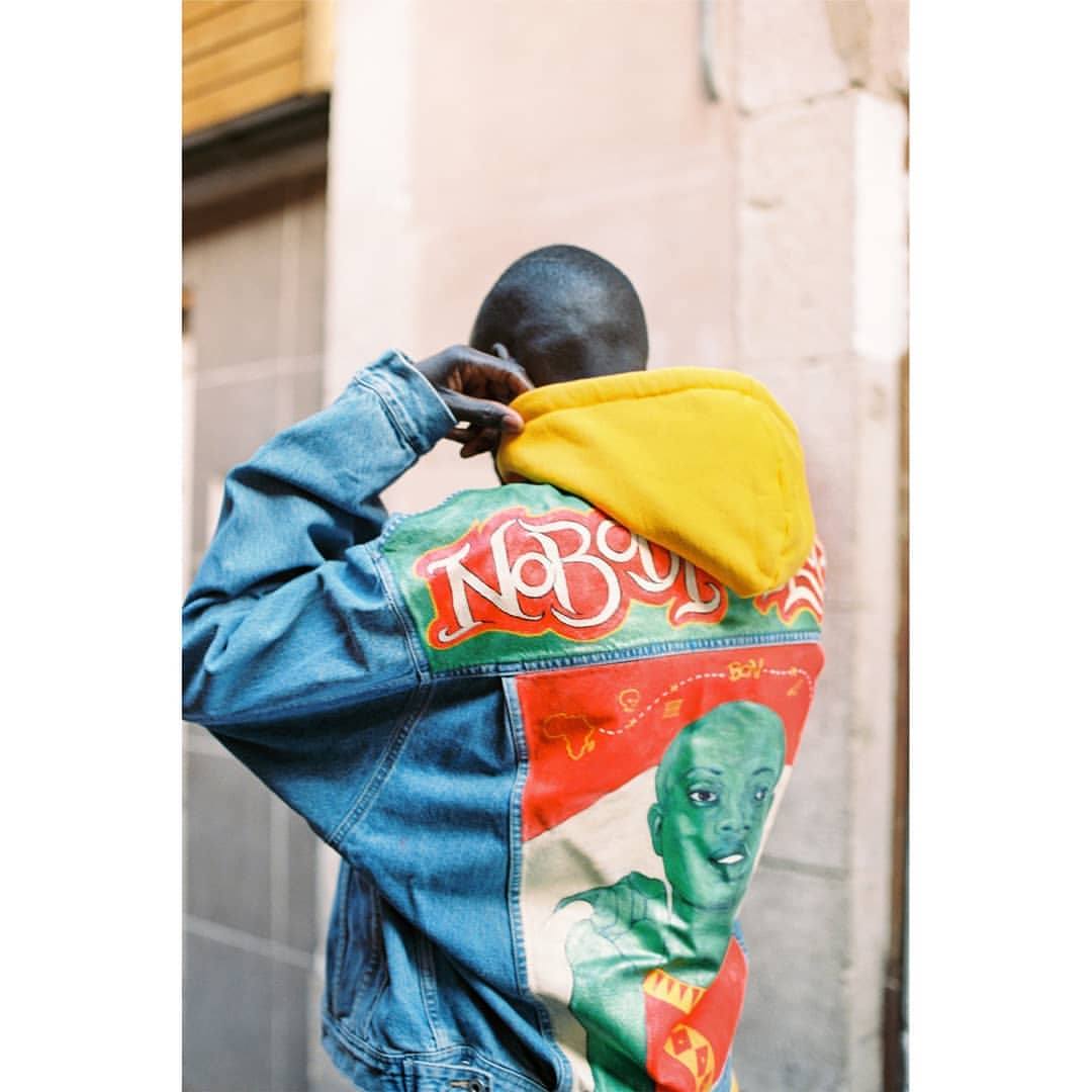 La vitoriana Amaia Arrazola ha participado junto a otros 19 artistas de prestigio internacional en el diseño de unas chaquetas únicas que sorteará la asociación de Vendedores Ambulantes de Barcelona. Estas son algunas de las creaciones