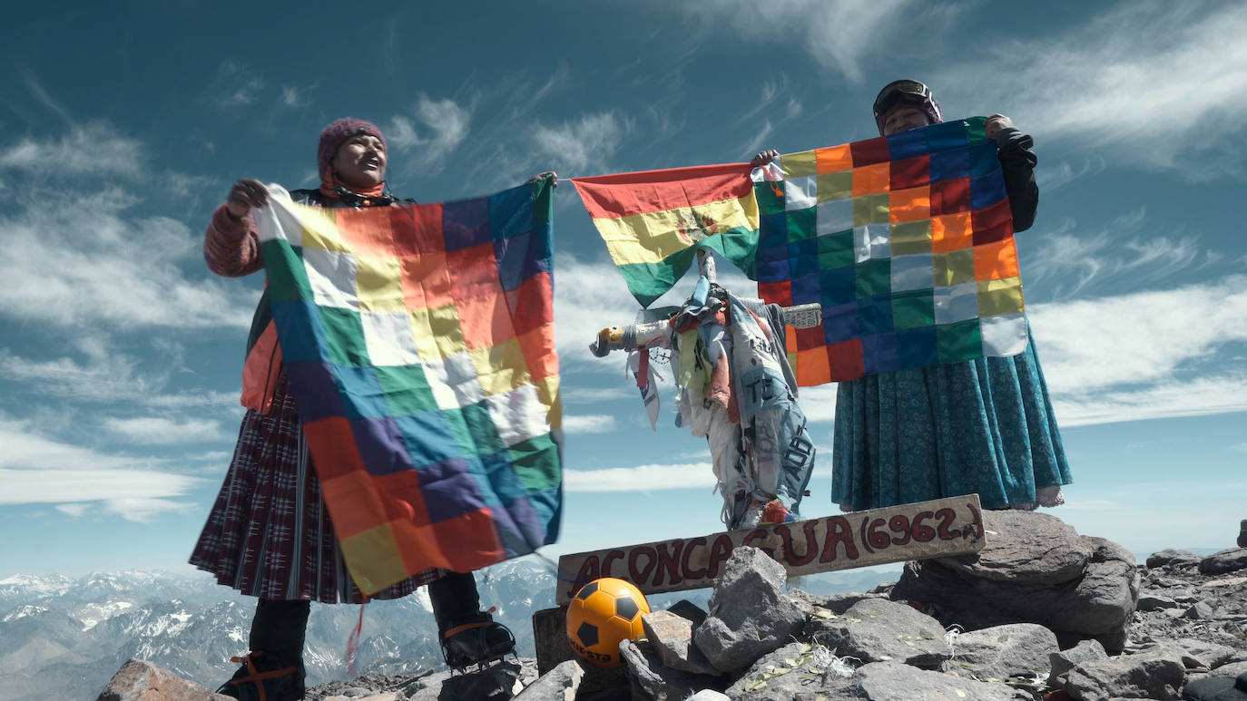 Las 'cholitas', en la cima del Aconcagua.