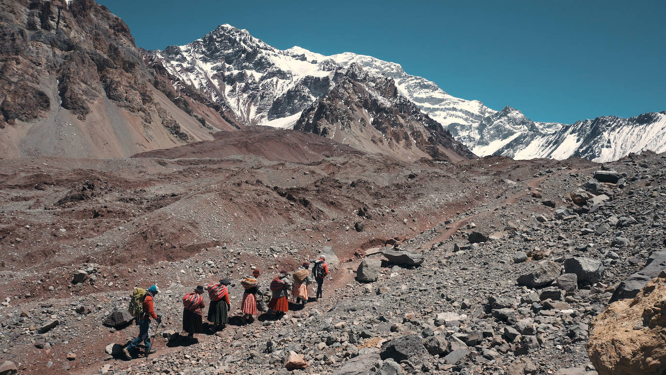 Ascienden con las ropas tradicionales