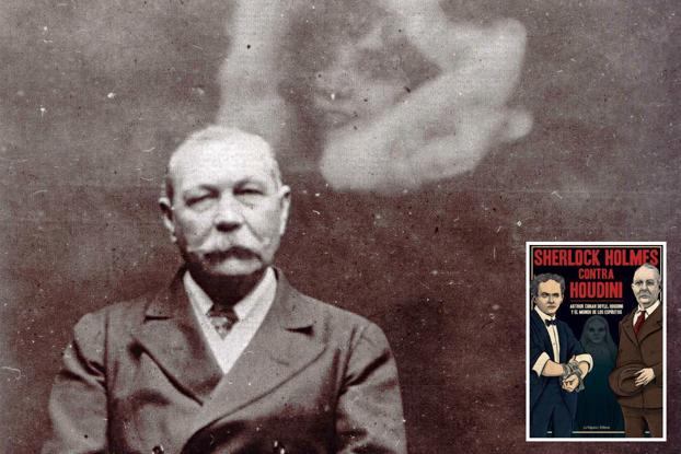 Arthur Conan Doyle con un espíritu, en una foto tomada por la médium Ada Emma Deane hacia 1922.