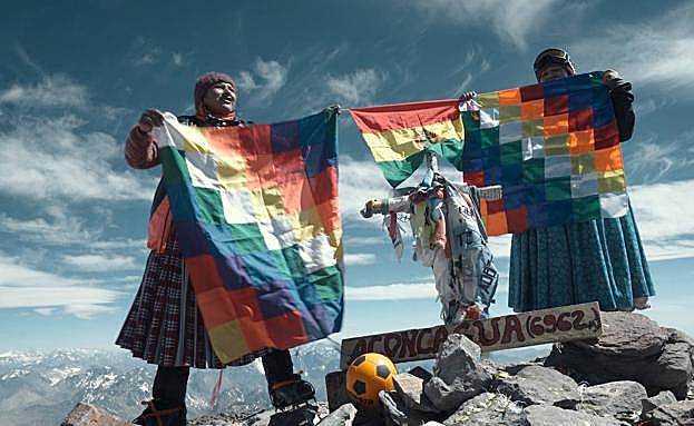 Imagen principal - Las 'cholitas', en el Aconcagua y en el metro de Billbao.