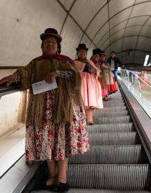 Imagen secundaria 2 - Las 'cholitas', en el Aconcagua y en el metro de Billbao.
