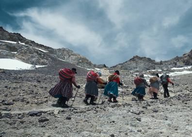 Imagen secundaria 1 - Las 'cholitas', en el Aconcagua y en el metro de Billbao.