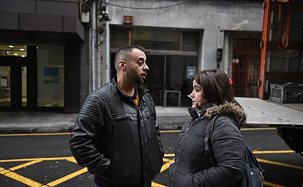 El padre de Kiara, antes del juicio, acompañado por una amiga. 