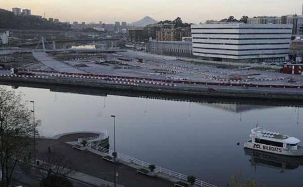 'Montañas' de piedras se apilan en la orilla del canal para iniciar los rellenos