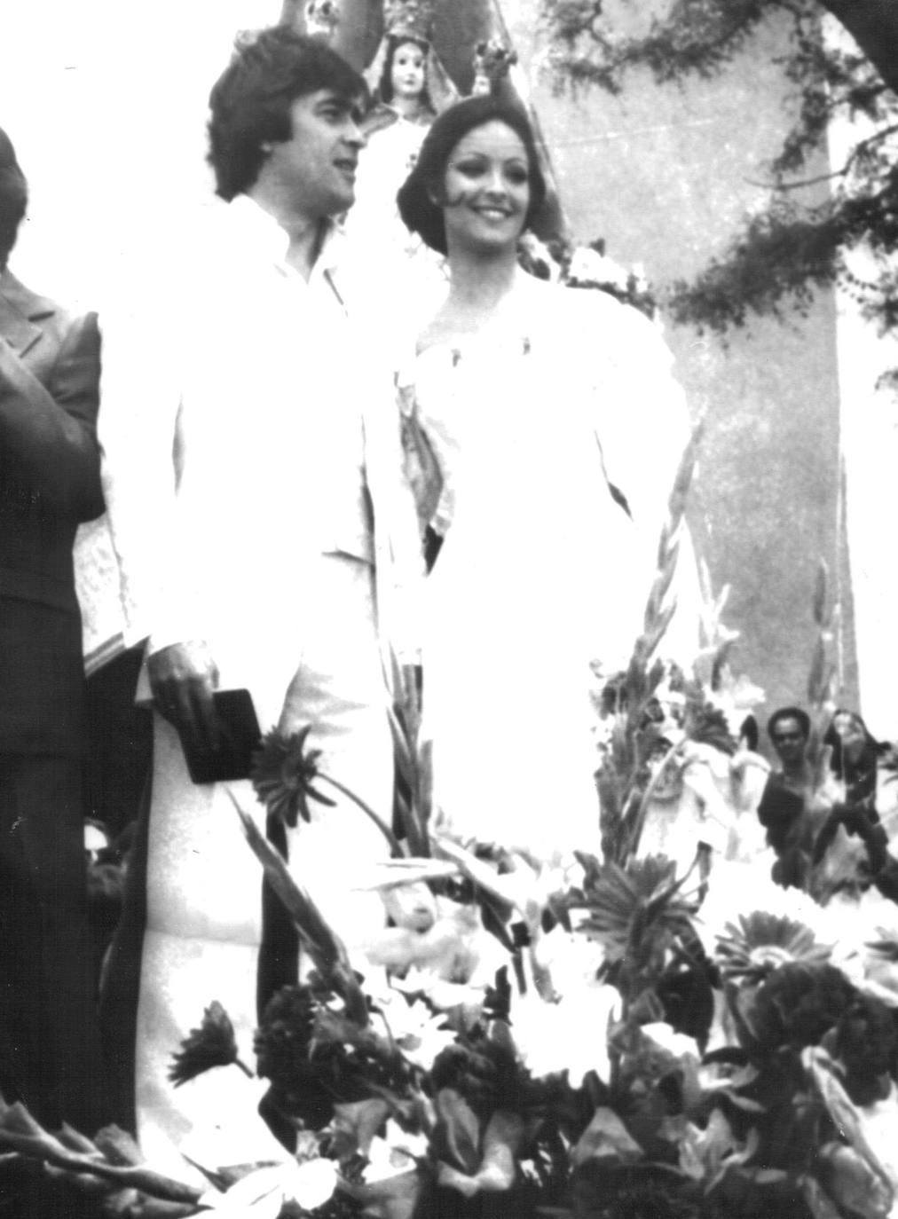 El 16 de mayo de 1976 Patxi Andion y la modelo y actriz Amparo Muñoz contrajeron matrimonio en la ermita de Andion, en Navarra. La ceremonia fue al aire libre, con más de 5.000 asistentes y retransmitida en directo por la radio. Él era uno de los cantautores del momento y ella una belleza ratificada con el título de Miss Universo, pero el amor duró poco. Según declaró él entocnes, en catorce mesesel matrimonio se separó cuatro veces. Rota la relación, Andion comenzó una relación con Gloria Monis, con quien acabaría casándose