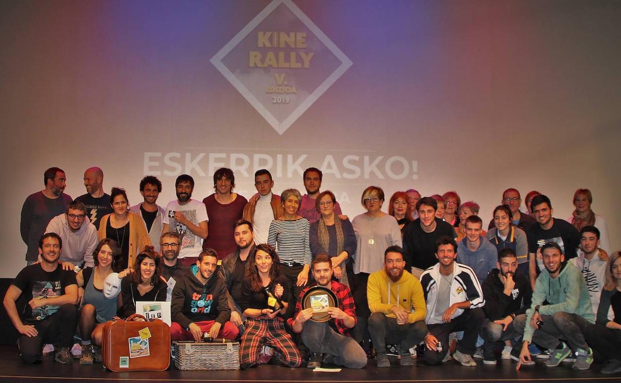 Lehiaketan parte hartu duten guztien familia argazkia. 